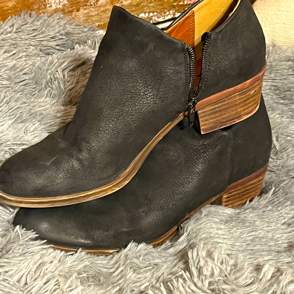 Lucky Brand black flat leather booties.
